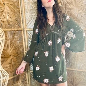 ENTRO green and pink dress with bell sleeves